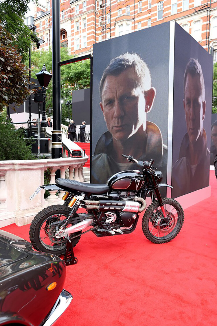 Мотоцикл, использованный в фильме, припаркован на красной ковровой дорожке.