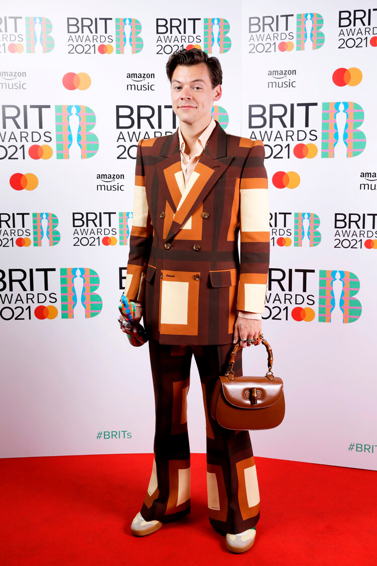 На церемонии вручения наград Brit Awards 2021 Гарри Стайлс был одет в костюм Gucci в стиле 70-х тех же цветов, как и Оливия Уайлд в его день рождения