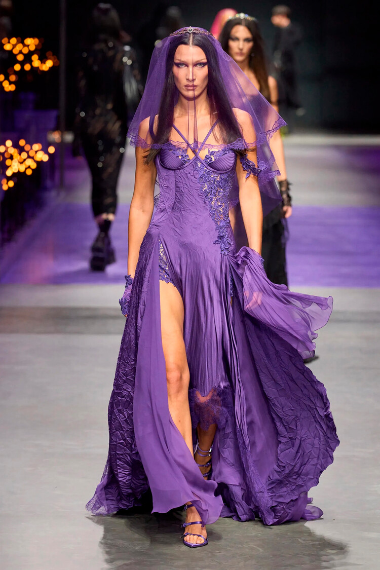 Белла Хадид на подиум Versace коллекции весна-лето 2023