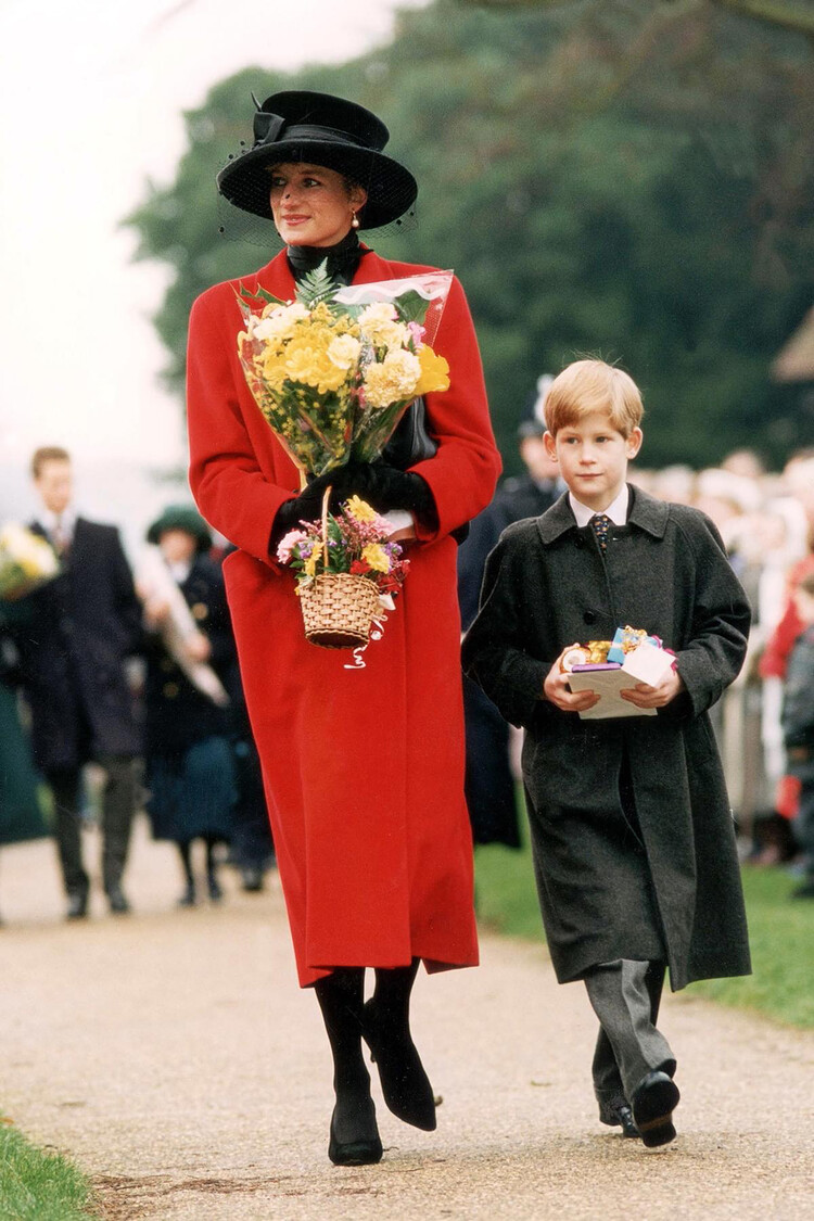 Принцесса Диана, принцесса Уэльская и принц Гарри после рождественской службы 25 декабря 1993 года в Сандрингеме, Англия
