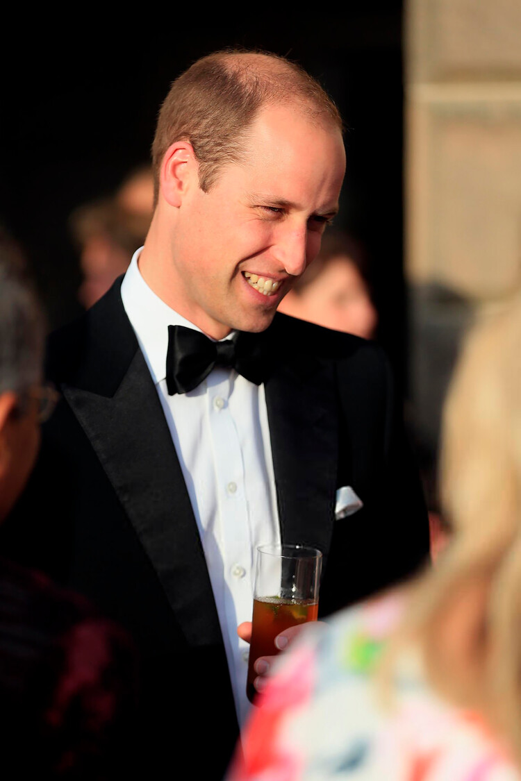 Принц Уильям общается с гостями благотворительного гала-ужина в поддержку детских хосписов Восточной Англии в Хоутон-холле 22 июня 2016 года в Кингс-Линн, Англия