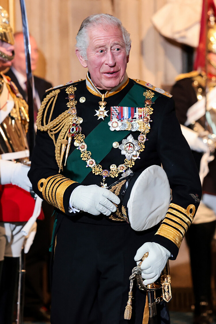 Принц Чарльз, принц Уэльский выходит через Суверенный вход после участия в государственном открытии парламента в здании парламента в Лондоне, 10 мая 2022 года