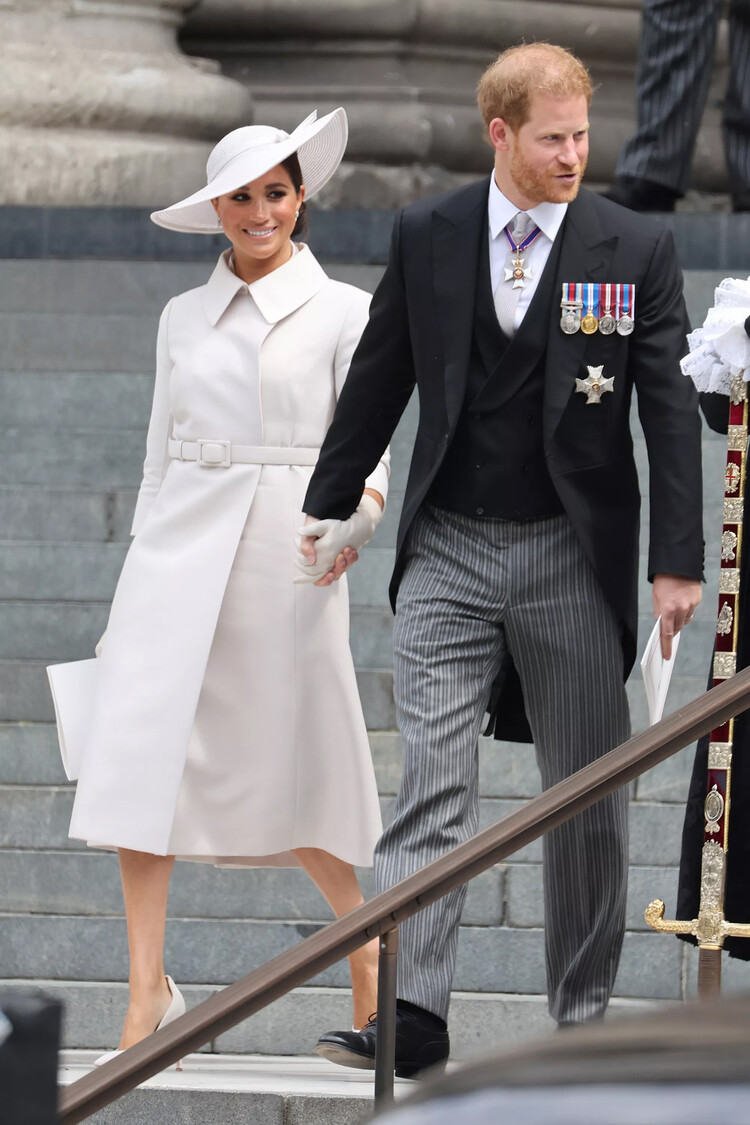 Меган Маркл и принц Гарри покидают торжественную церковную службу в соборе Святого Павла взявшись крепко за руки 3 июня 2022 года в Лондоне, Англия