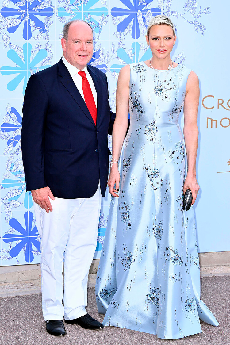 Князь Монако Альбер II и принцесса Монако Шарлен принимают участие в 73-м Гала-концерте Красного Креста Монако 18 июля 2022 года в Монте-Карло, Монако