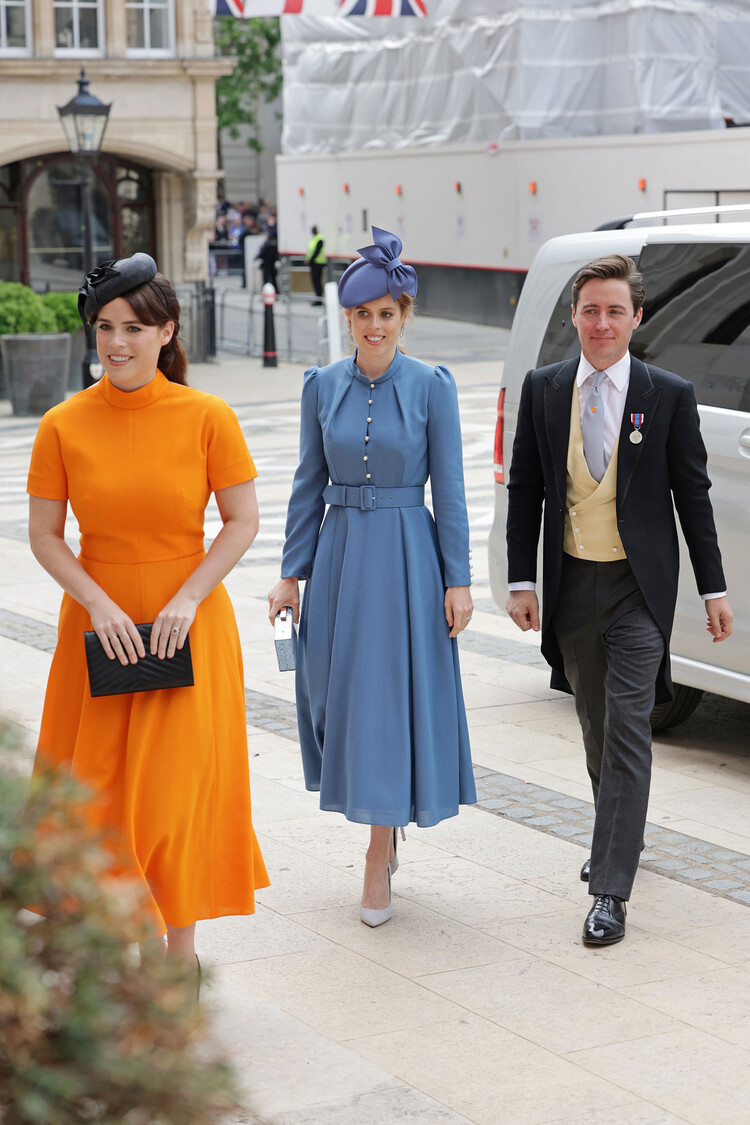 Принцесса Евгения, принцесса Беатрис и Эдоардо Мапелли Моцци прибывают на приём лорд-мэра Лондона по случаю Национальной службы благодарения в Ратуше 3 июня 2022 года в Лондоне, Англия