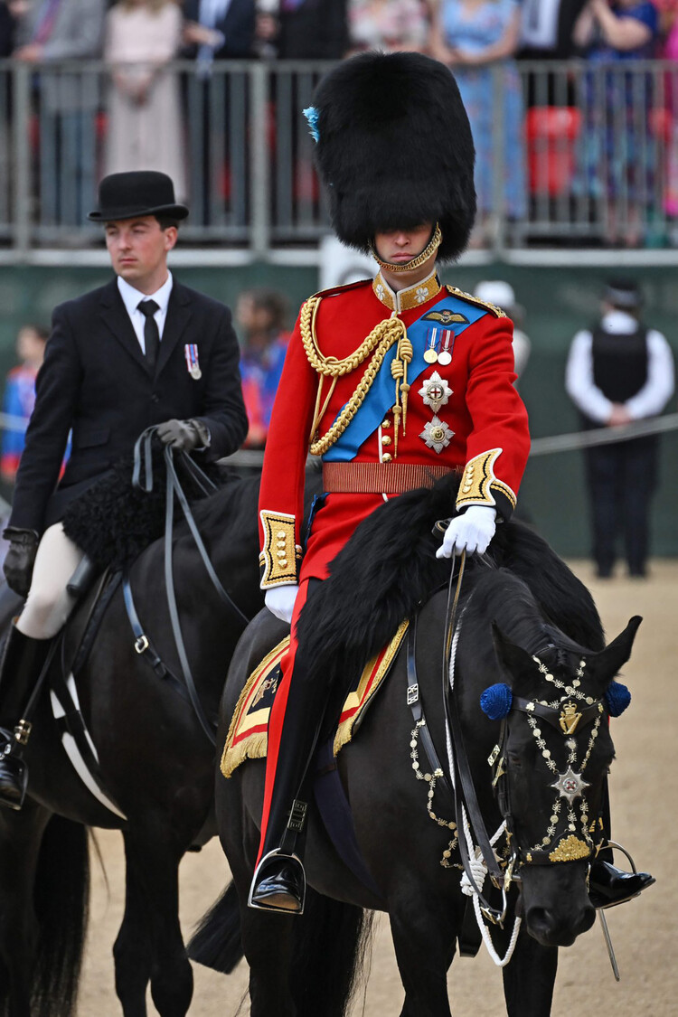 Принц Уильям, герцог Кембриджский, в форме полковника ирландской гвардии, принимает парад конной гвардии 28 мая 2022 года в Лондоне, Англия