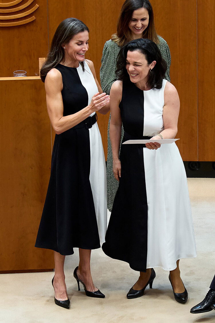 Королева Испании Летиция (слева) и Инмакулада Вивас Тесон (справа) принимают участие в церемонии награждения &quot;Reina Letizia 202&quot; в Asamblea de Extremadura 4 мая 2022 года в Мериде, Испания