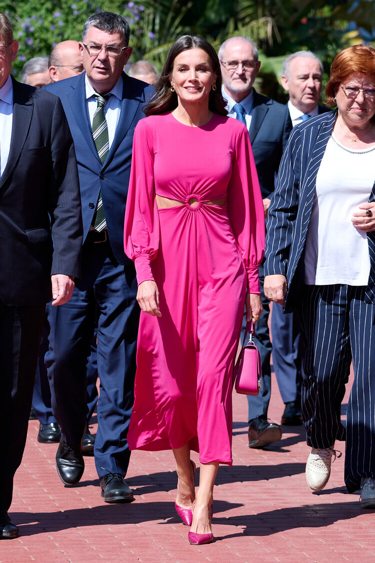 Королева Испании Летиция вышла в свет в платье с разрезами