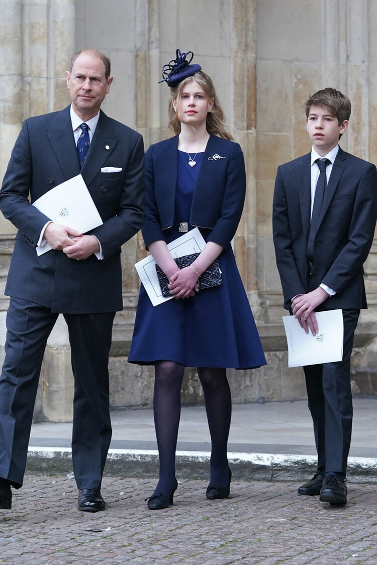 Принц Эдуард, граф Уэссекский, леди Луиза Виндзор и виконт Джеймс Северн в День памяти герцога Эдинбургского в Вестминстерском аббатстве 29 марта 2022 года в Лондоне, Англия