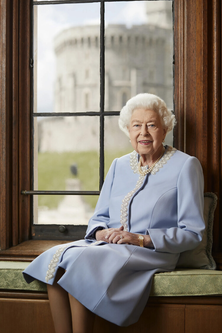 Новый официальный портрет королевы Елизаветы II в честь Платинового Юбилея Её Величества, 2022