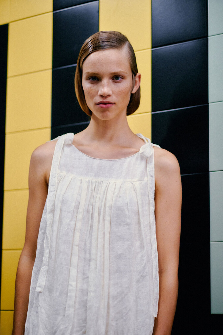 Ребекка Лонгендейк на показе Prada весна-лето 2020