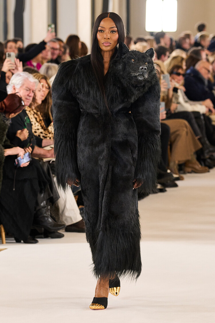 Наоми Кэмпбелл на показе Schiaparelli Haute Couture весна-лето 2023