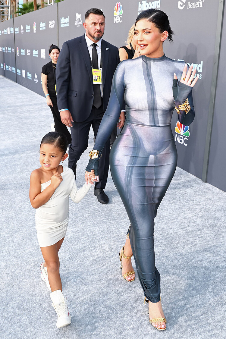 Кайли Дженнер с дочерью&nbsp;Сторми на красной дорожке Billboard Music Awards 2022