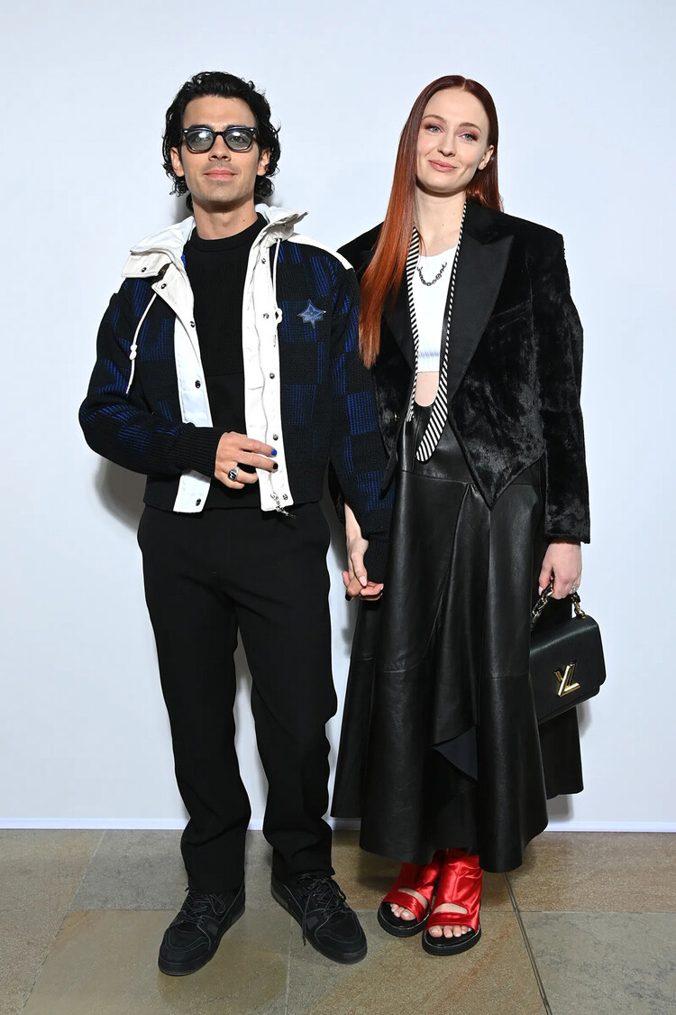 Софи Тёрнер и Джо Джонас&nbsp;на показе Louis Vuitton осень-зима 2022/2023