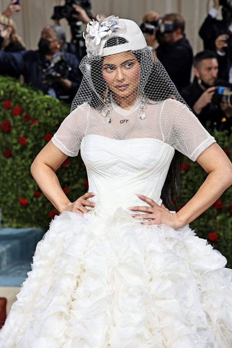 Кайли Дженнер в платье от покойного Вирджила Абло, 2022