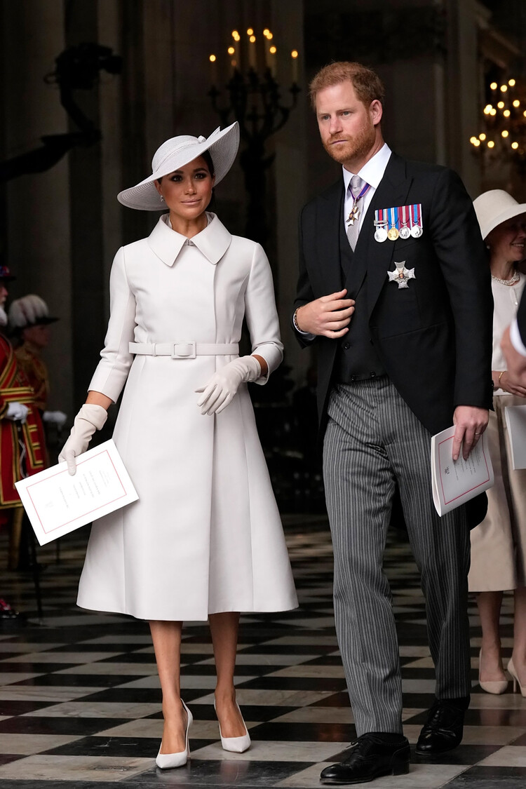 Меган Маркл и принц Гарри покидают торжественную церковную службу в соборе Святого Павла взявшись крепко за руки 3 июня 2022 года в Лондоне, Англия