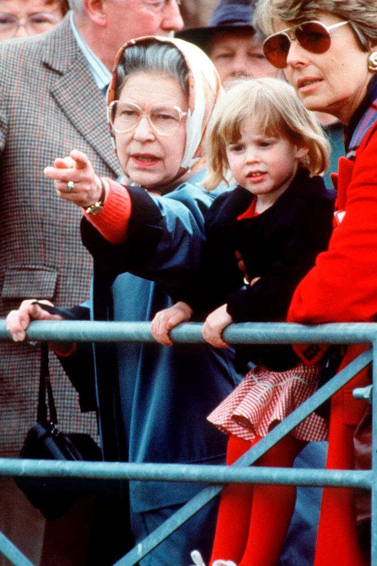 Принцесса Беатрис с королевой Елизаветой II во время скачок в Балморале в августе 1989 года