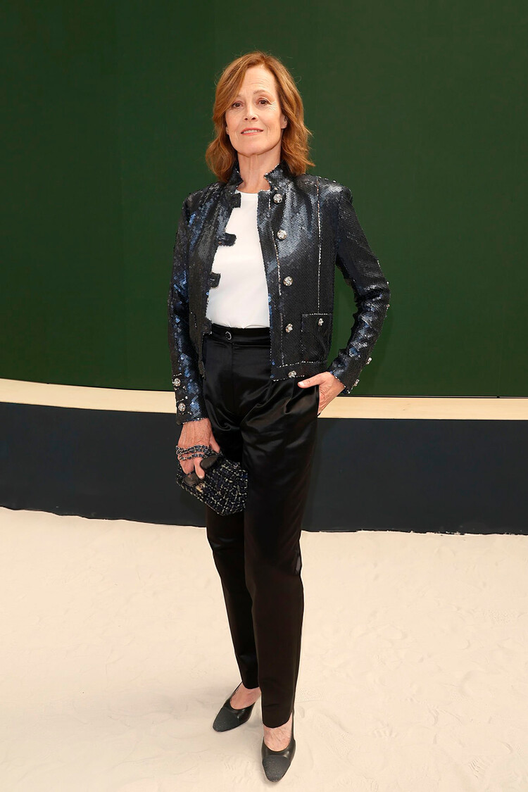 игурни Уивер принимает участие в показе Chanel Haute Couture Fall Winter 2022 - 2023 в рамках Парижской недели моды 05 июля 2022 года в Париже, Франция