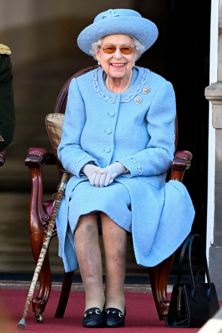 Елизаветой II на военном параде Королевской роты лучников Реддендо устроенный по случаю королевского турне по Шотландии в садах дворца Холируд 30 июня 2022 года в Эдинбург, Великобритания