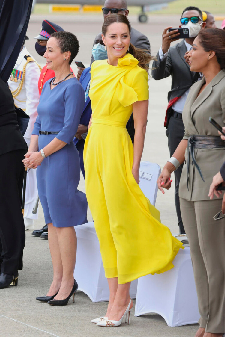 Кэтрин, герцогиня Кембриджская, во время официального прибытия в международный аэропорт Нормана Мэнли 22 марта 2022 года в Кингстоне, Ямайка