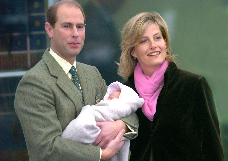 Граф и графиня Уэссекса (принц Эдвард и Софи Уэссекс) в роли гордых родителей, покидающих больницу в парке Фримли с их двухнедельной дочерью, леди Луизой Виндзор
