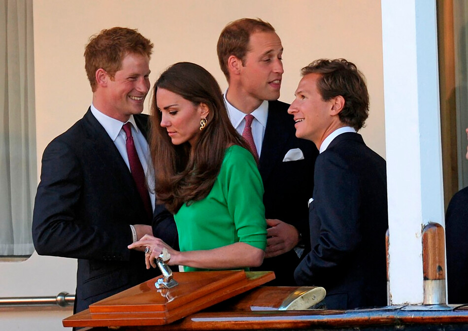 Принц Гарри, Кэтрин, герцогиня Кембриджская, принц Уильям, герцог Кембриджский и Дэйв Кларк покидают Королевскую яхту &laquo;Британия&raquo; после посещения предсвадебной вечеринки Зары Филлипс и Майка Тиндалла 29 июля 2011 года в Эдинбурге, Шотландия