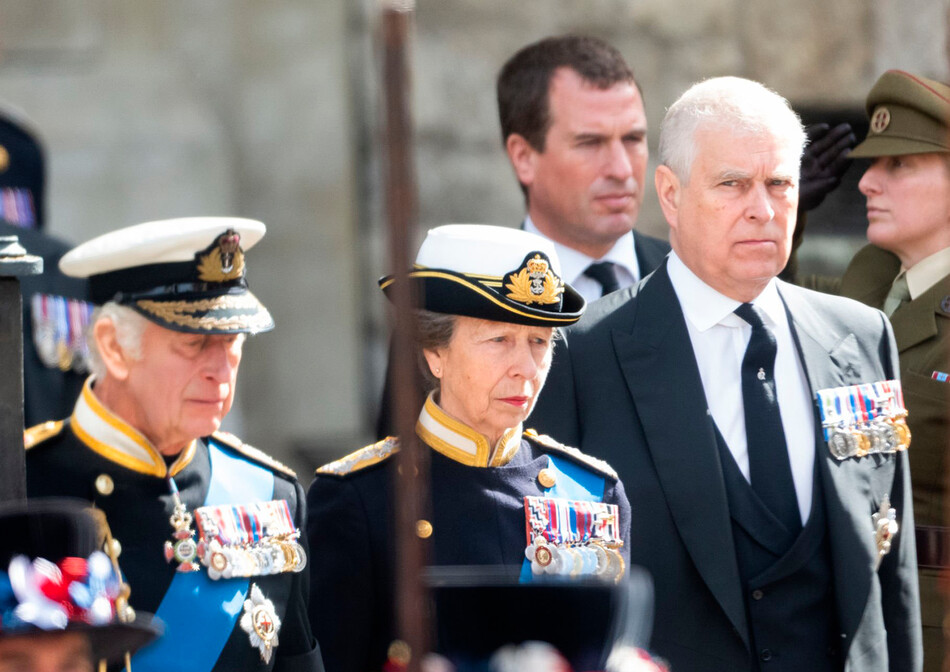 Принц Эндрю, герцог Йоркский, король Карл III, Анна, королевская принцесса, и Питер Филиппс в Вестминстерском аббатстве на государственных похоронах королевы Елизаветы II 19 сентября 2022 года в Лондоне, Англия
