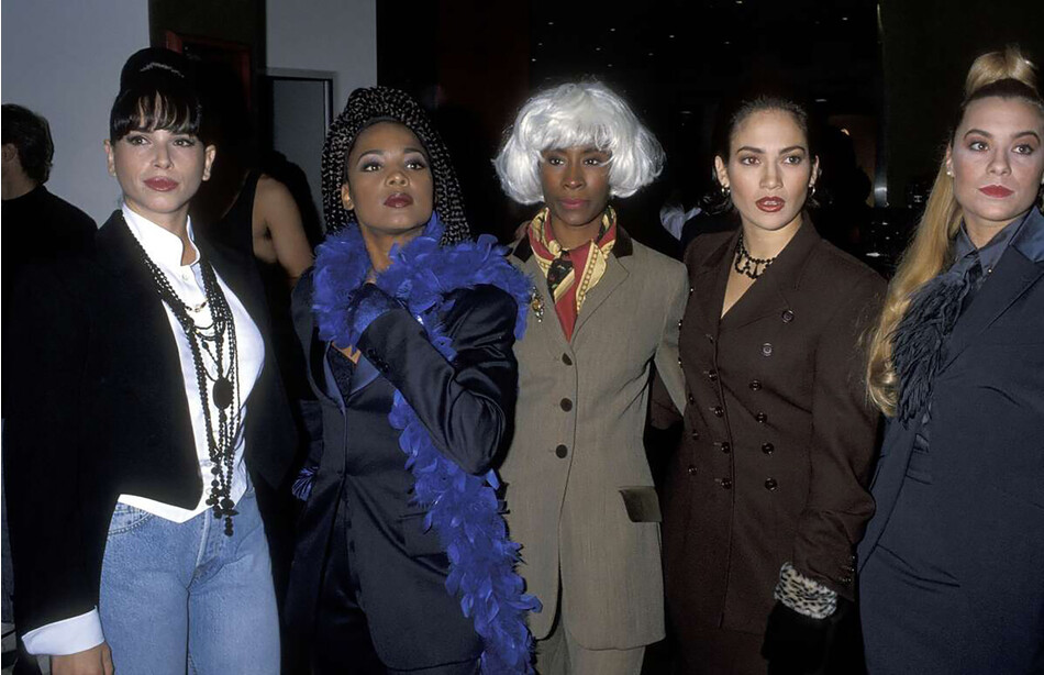 Танцовщица Дженнифер Лопес и Fly Girls приняли участие в показе мод Шоны Стейн 8 ноября 1992 года в салоне Хосе Эбера в Беверли-Хиллз, Калифорния