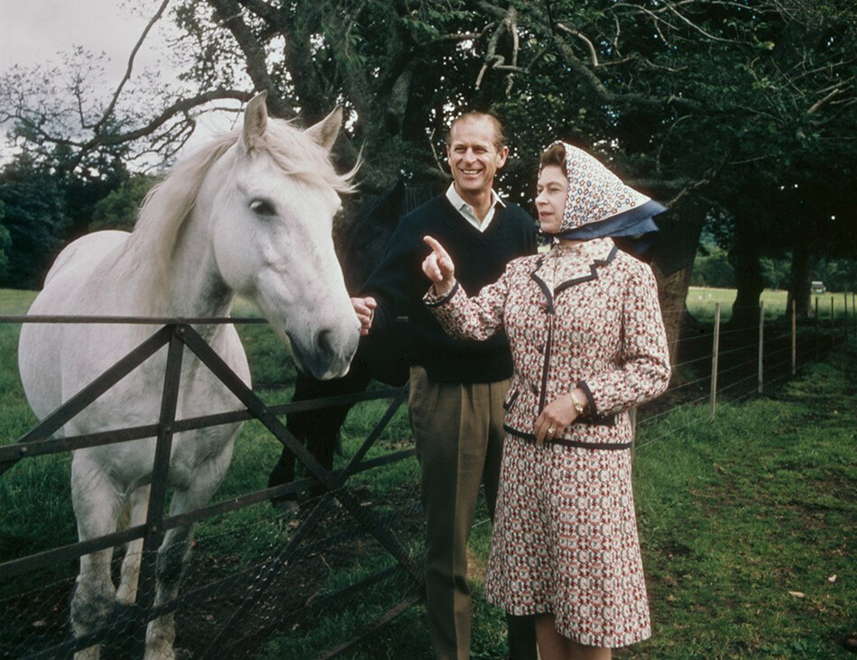 Королева Елизавета II и принц Филипп посещают ферму в поместье Балморал в Шотландии в годовщину Серебряной свадьбы, сентябрь 1972 года