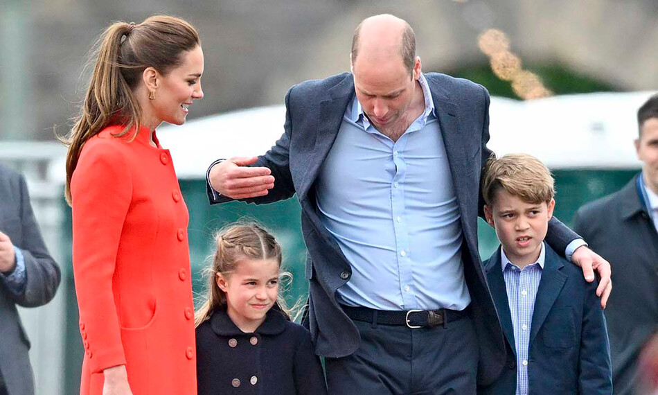 Герцоги Кембриджские, принц Уильям и Кейт Миддлтон вместе с детьми принцем Джорджем и принцессой Шарлоттой позируют для фотографов во время визита в замок Кардиффа, 4 июня 2022 года, Графство Уэльс