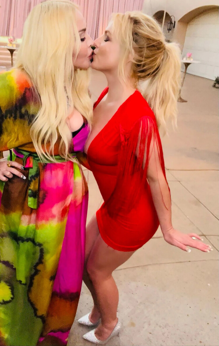 Мадонна и&nbsp;Бритни Спирс повторили свой легендарный поцелуй на вручении премии MTV Video Music Awards 2003, 2022