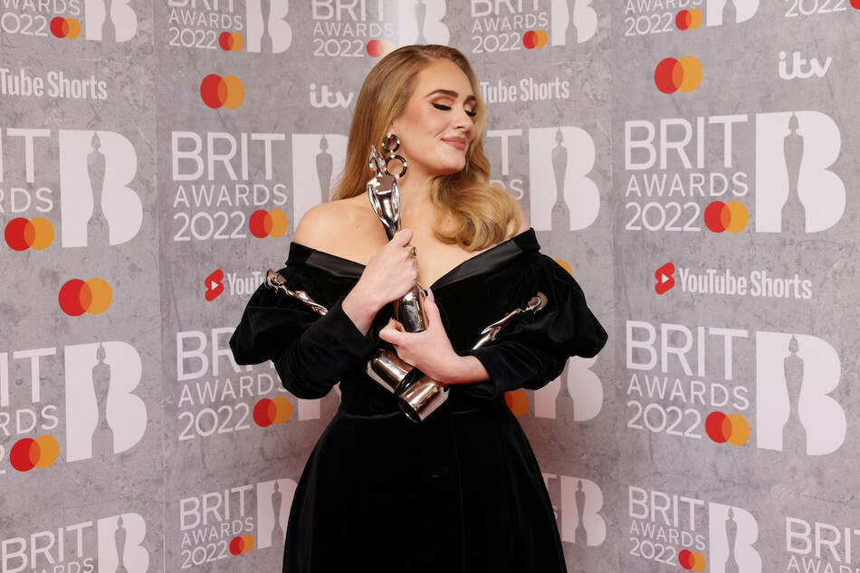 Адель с наградами на премии Brit Awards 2022