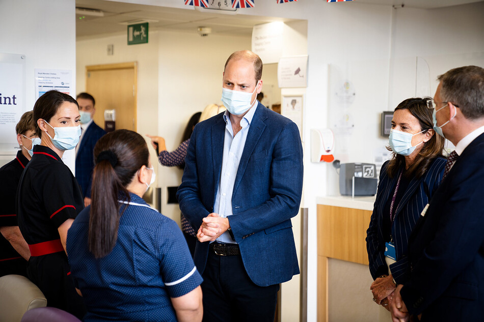 Принц Уильям, герцог Кембриджский (в центре), беседует с персоналом во время своего визита в больницу Royal Marsden в Лондоне 24 мая 2022 года, где он узнал о некоторых инновационных работах, которые в настоящее время проводятся для улучшения диагностики и лечения рака 