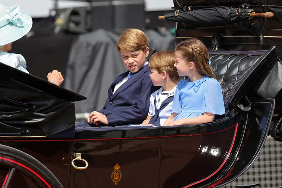 Принц Джордж Кембриджский, принц Луи Кембриджский и принцесса Шарлотта Кембриджская едут в карете c Камиллой, герцогиней Корнуольской во время парада Trooping the Colour в торговом центре 2 июня 2022 года в Лондоне, Англия