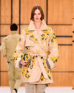 Burberry весна-лето 2027: Дэниел Ли разрешил британской классике быть несовершенной