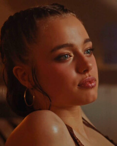 Дочь Анджелины Джоли и Брэда Питта появилась в клипе K-pop певицы Dayoung