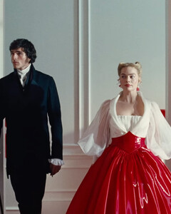 Красное латексное платье и новый трек Charli XCX: вышел второй трейлер «Грозового перевала»