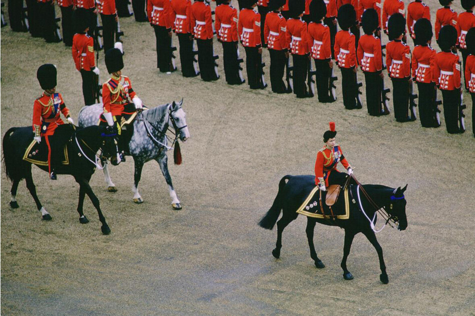 Королева Елизавета II на параде конной гвардии верхом на своей бирманской лошади, 1972 год