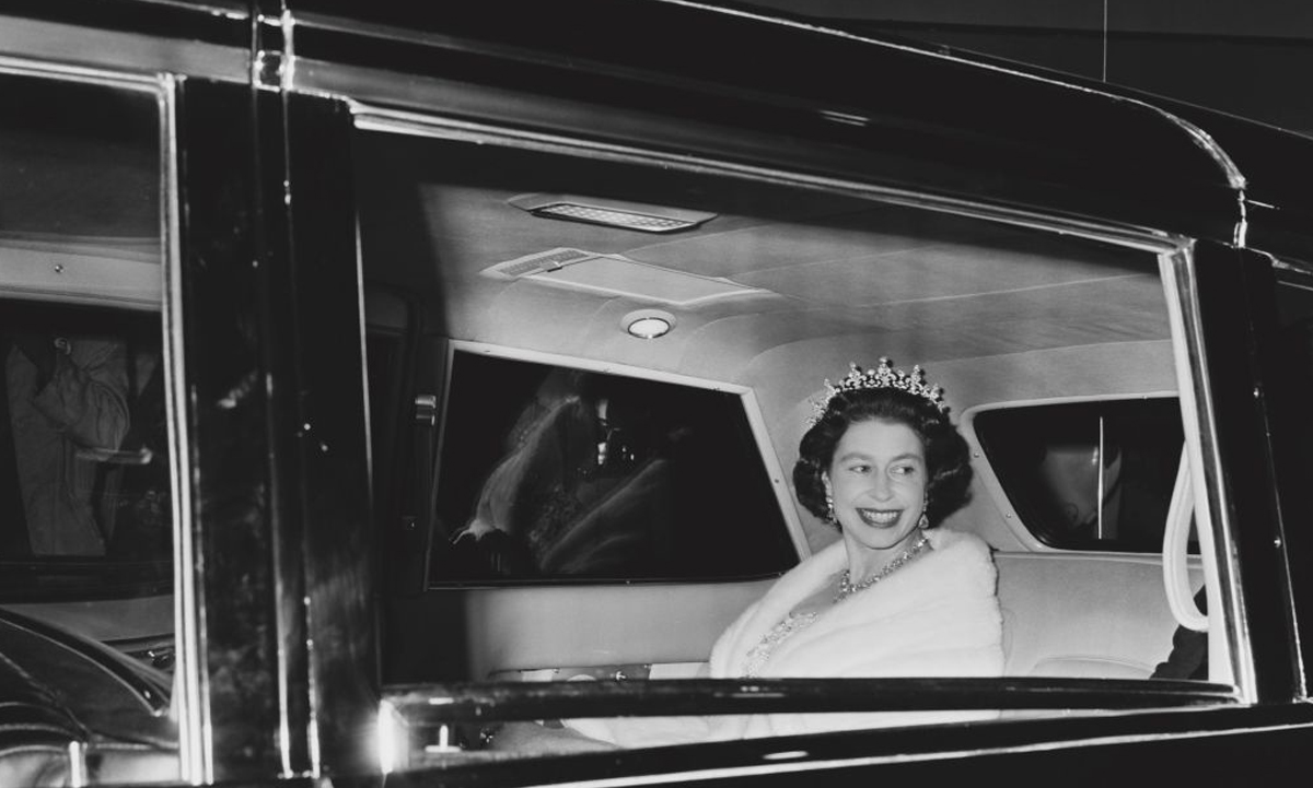 Елизавета II в машине