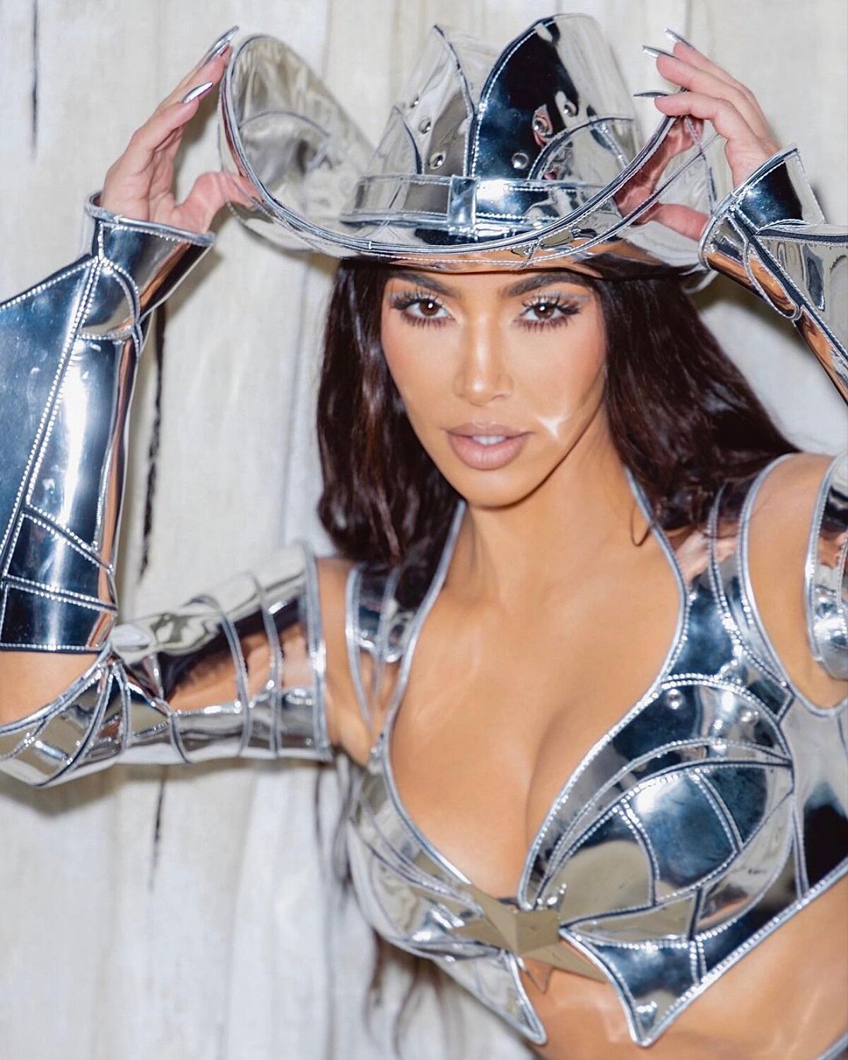 Ким Кардашьян — королева Хэллоуина в наряде сексуального робота-ковбоя