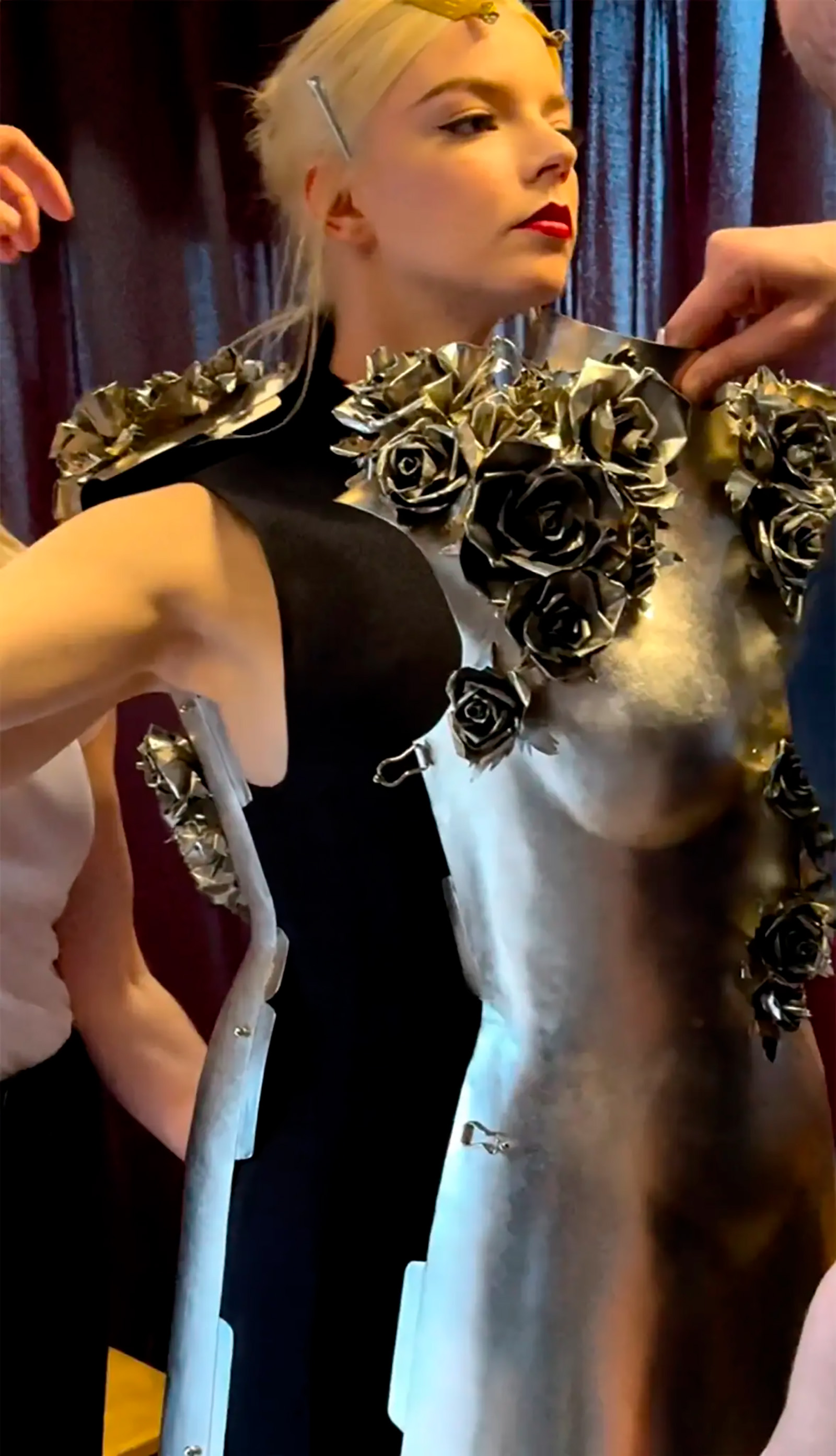 Аня Тейлор-Джой блистает в футуристичном металлическом мини-платье