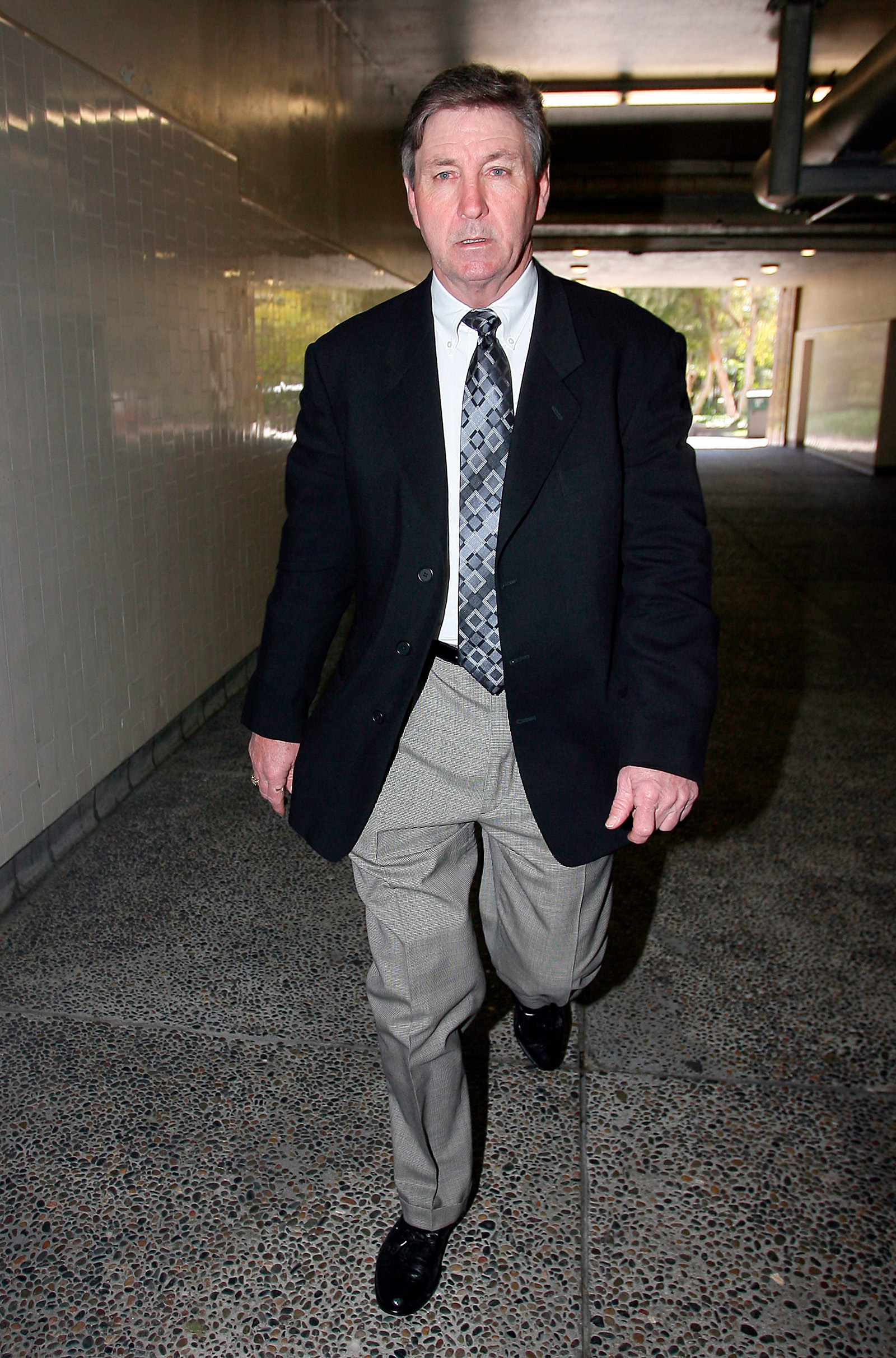 Отец Бритни Спирс Джейми Спирс покидает здание Верховного суда округа Лос-Анджелес 10 марта 2008 года