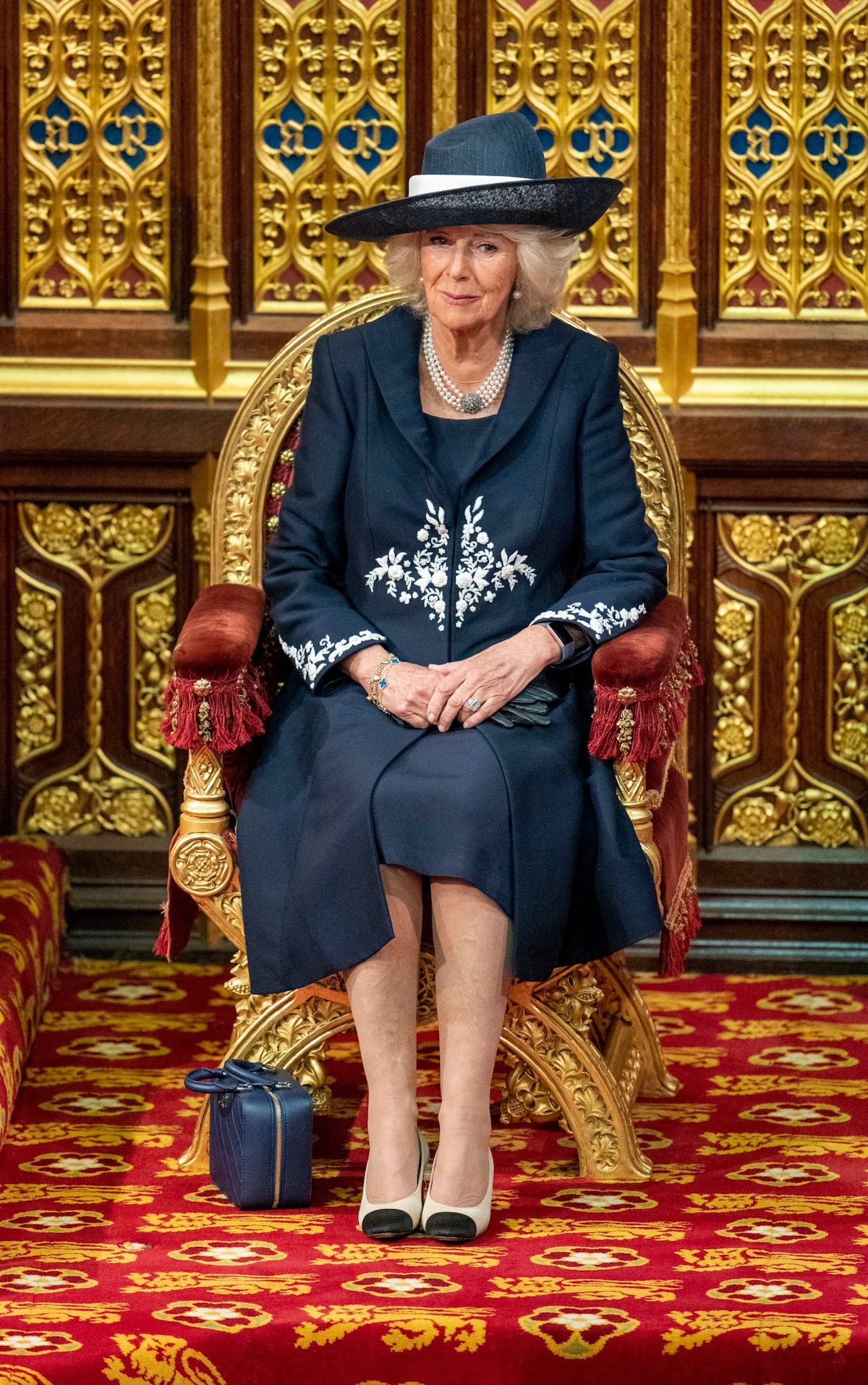 Камилла, герцогиня Корнуольская, слушает речь королевы в палате лордов во время государственного открытия парламента в здании парламента в Лондоне, 10 мая 2022 года