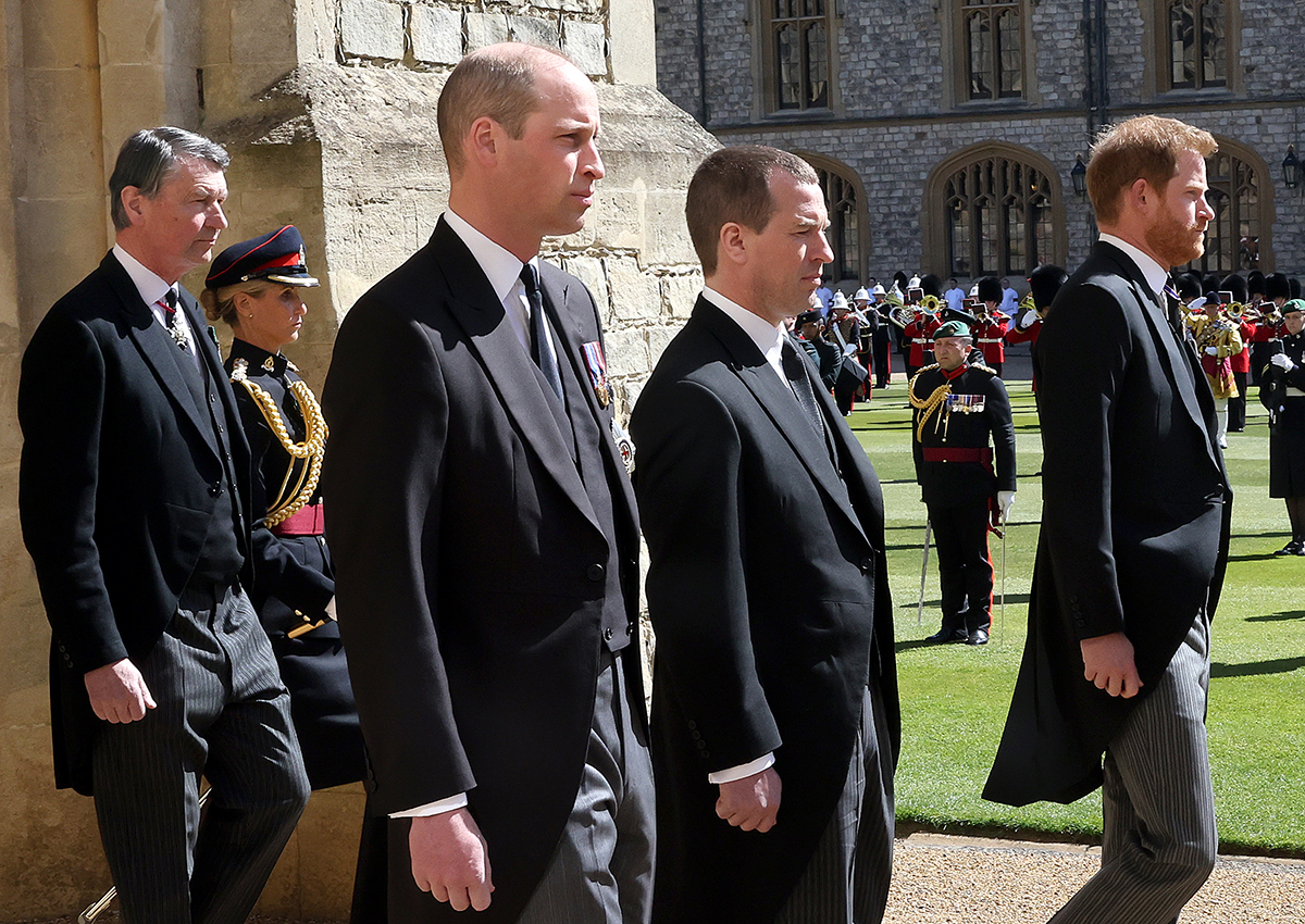 Принц Уильям, Питер Филлипс и принц Гарри на похоронах принца Филиппа