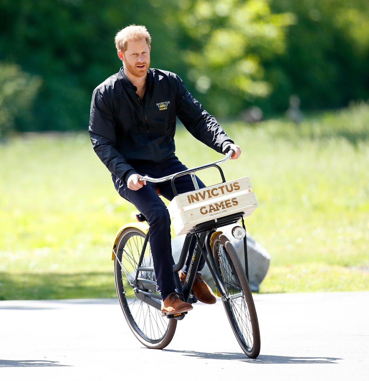 Принц Гарри на велосипеде