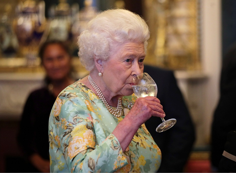 Королеве Елизавете II рекомендовали завязать с алкоголем
