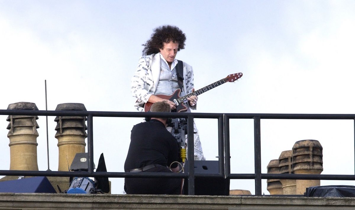 Брайан Мэй играет на гитаре на крыше Букингемского дворца на концерте в честь Золотого юбилея королевы, 2002
