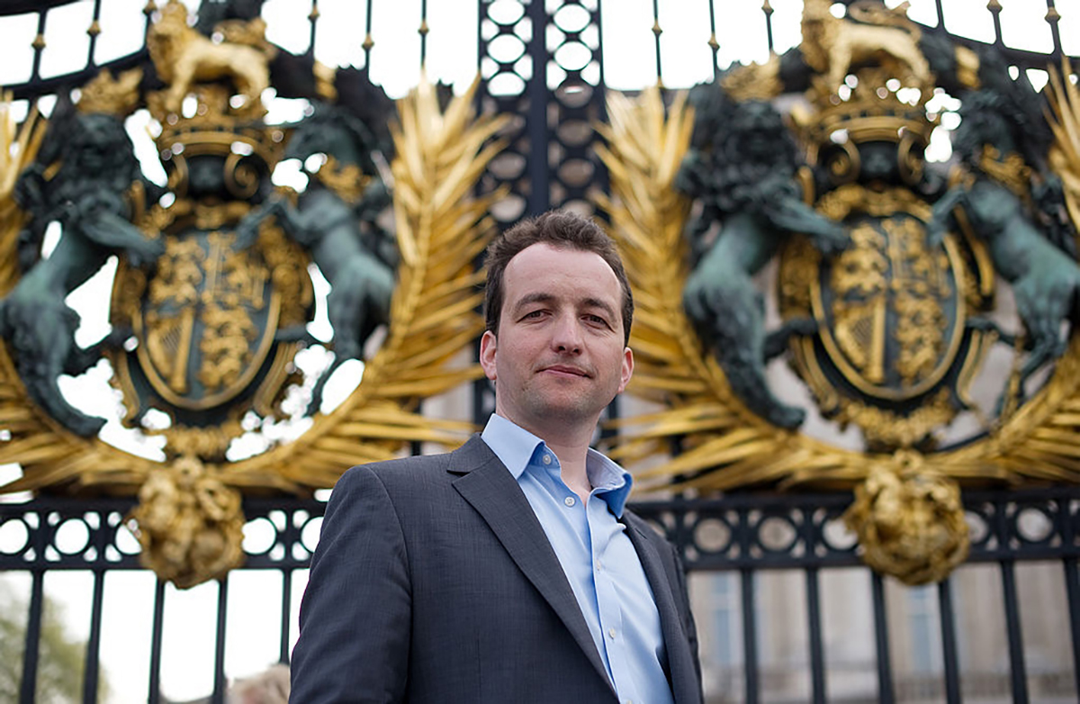 Антимонархист Великобритании Грэм Смит на фоне Букингемского дворца