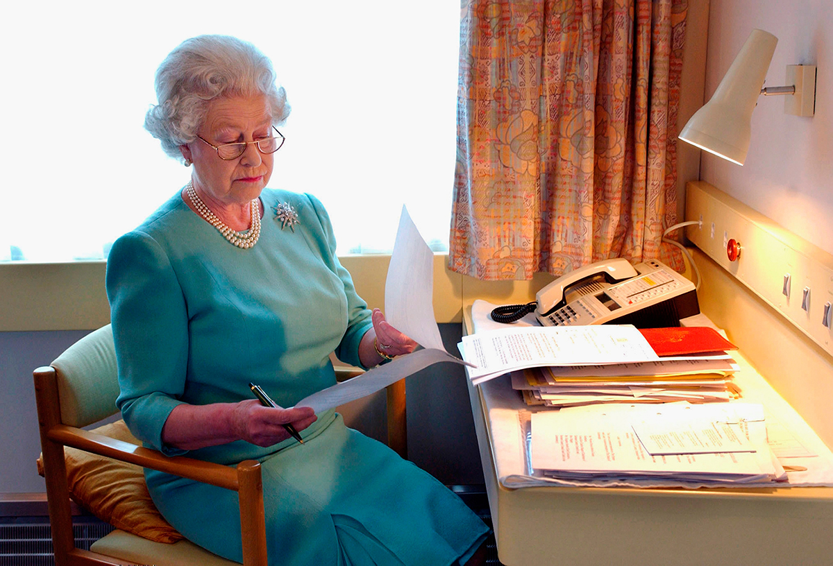 Королева Великобритания Елизавета II читает письма