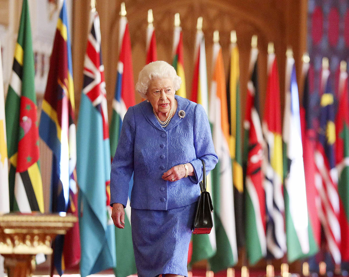 Королева Великобритания Елизавета II с флагами стран Соединённого Содружества .jpg